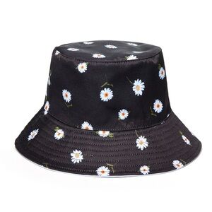NWT Alice + Olivia Reversible Bucket Hat in Daisy Print
